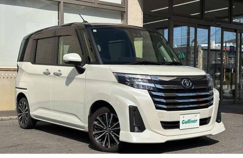 ルーミー カスタム系のパールホワイト外装。専用エアロとメッキグリルが目印で買取に有利