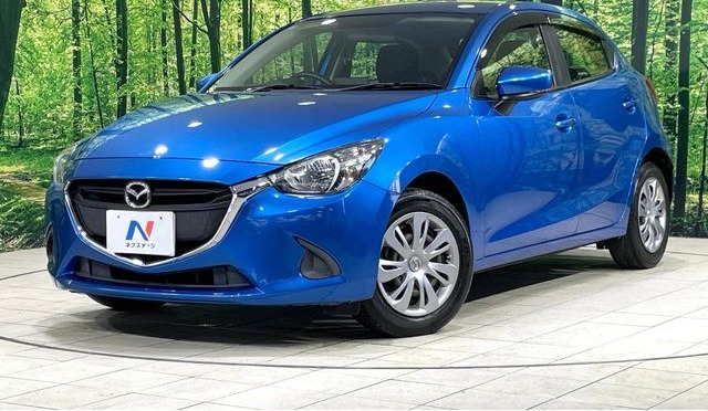 デミオ 13C(4代目DJ前期・2016年式・ブルー・走行11.9万km)の外観。10万km超の10年落ち