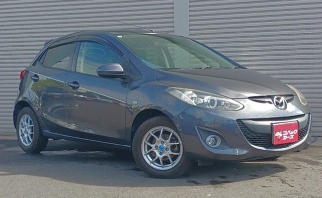 13年落ち デミオ 13C-V(3代目DE型・2013年式・グレー・7.9万km)の外観